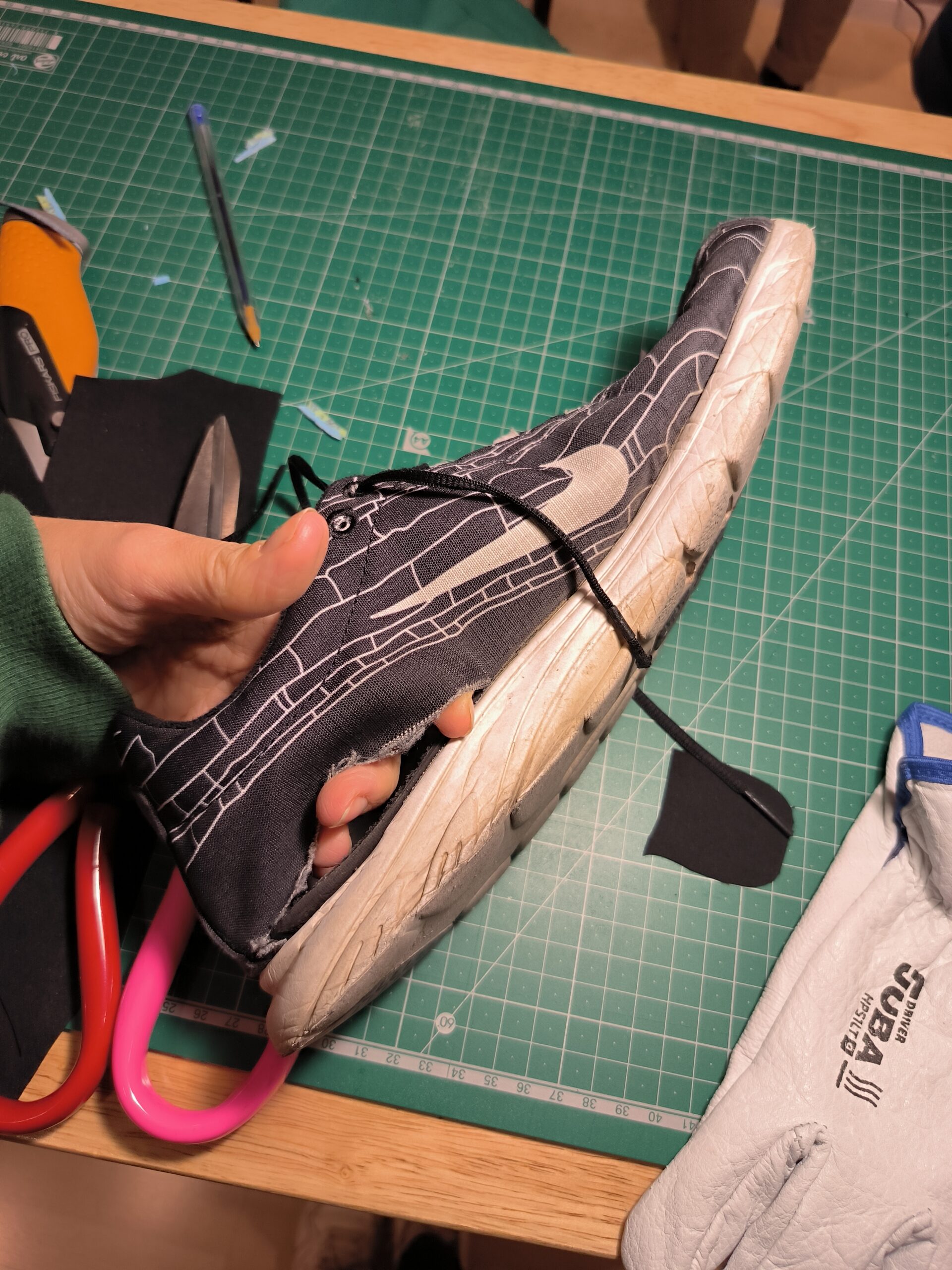 Zapatilla Nike con corte en la tela